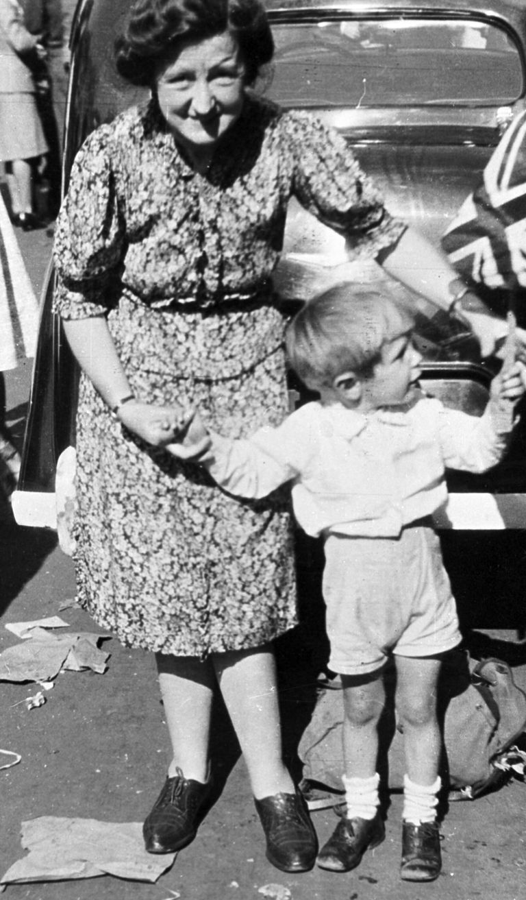 Stephen Hawking koos tädi Murieliga 1945. aastal