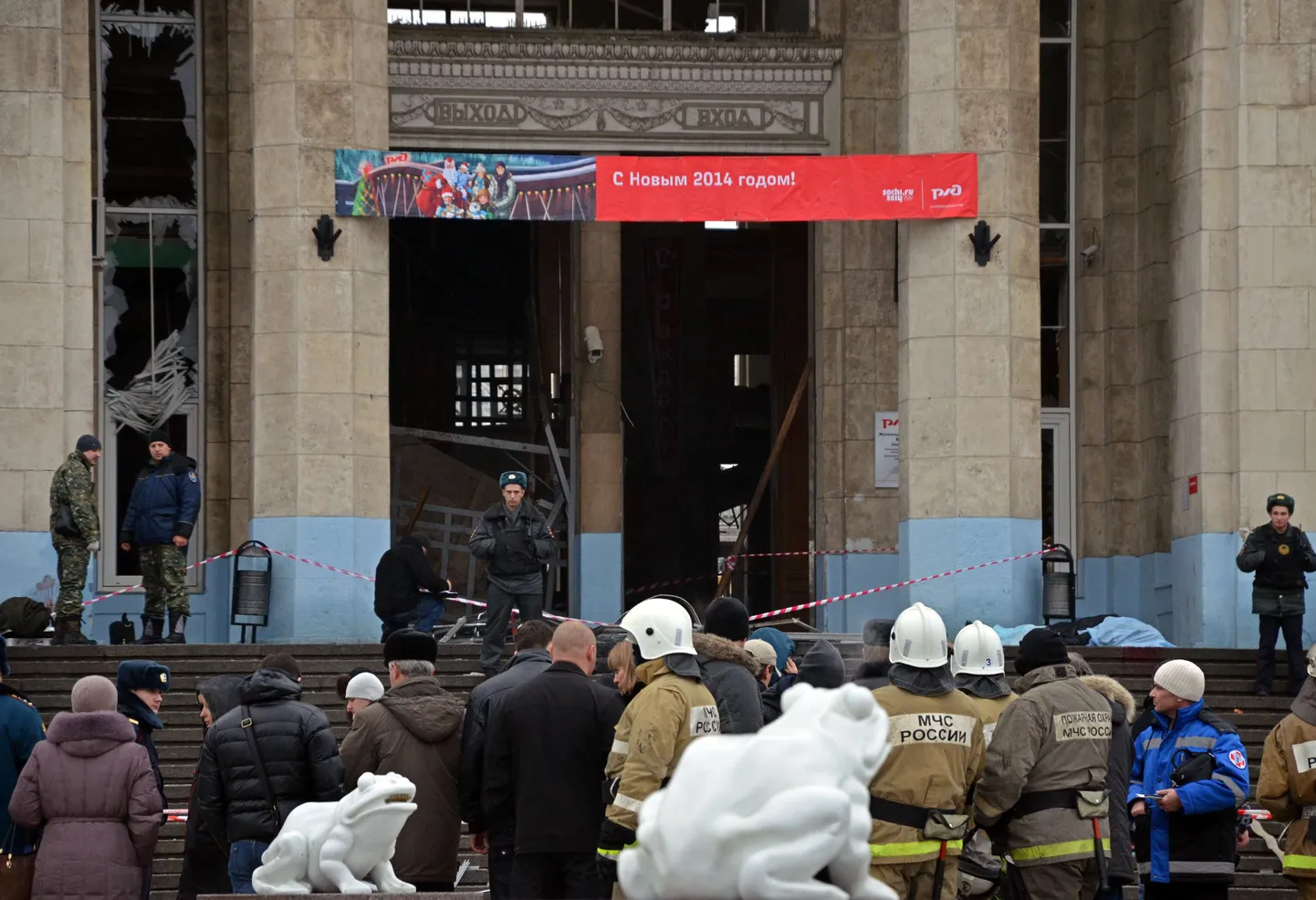 Vene tuletõrjujad ja julgeolekutöötajad uurivad purustuste ulatus Volgogradi raudteejaamas.