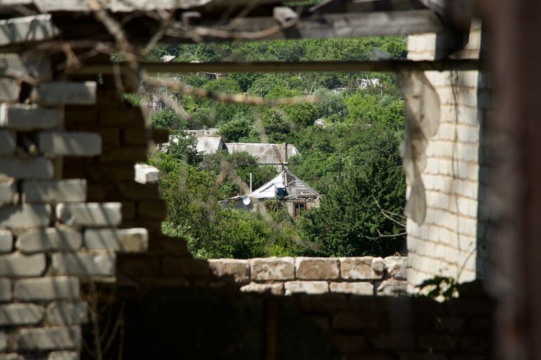Окно дома в селе Жованка. Дом пострадал в результате боевых действий. 2019 год.