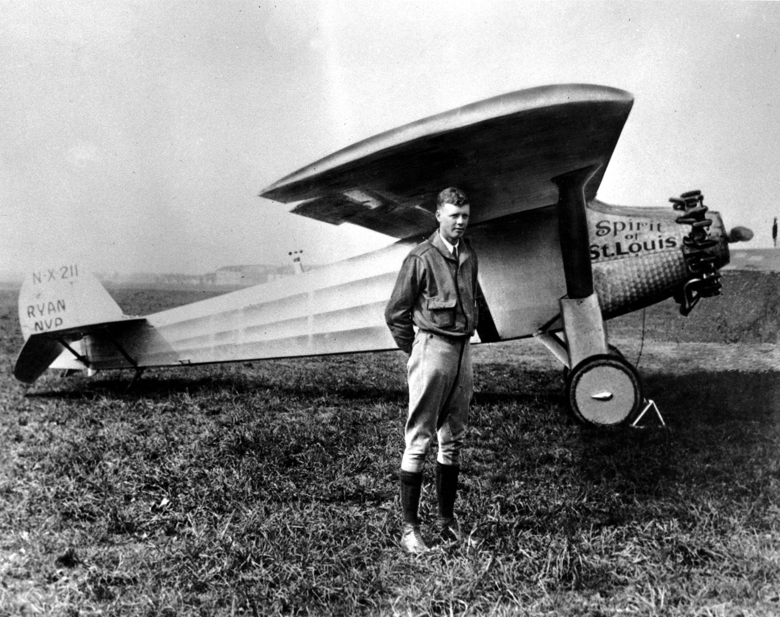 Charles Lindbergh oma Spirit of St.Louis nimelise lennuki ees.