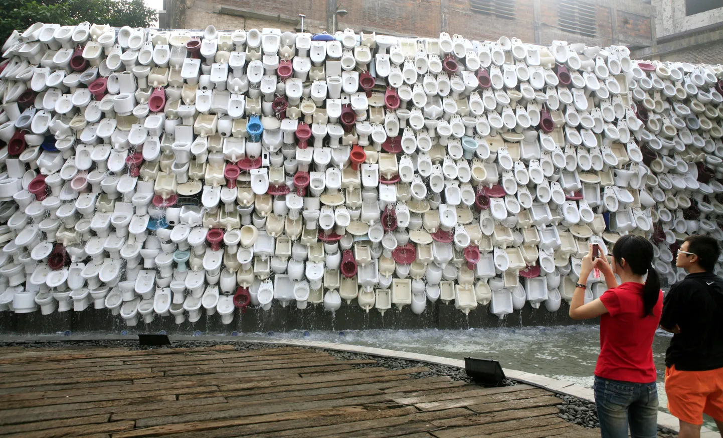 WC-pottidest ja kraanikaussidest installatsioon Foshanis
