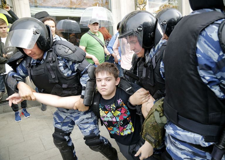 Vene märulipolitsei tegutsemas meeltavaldava rahva vastu