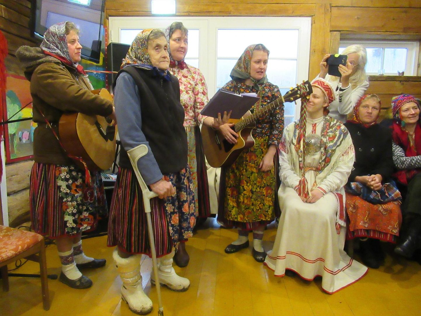 Kihnu Virve ehk Virve Köster tegi üllatuse, esitas Metsamaal esimest korda “Kihnu majaka laulu” oma tüdrukute Urve, Raina ja Reena pillimängu saatel.