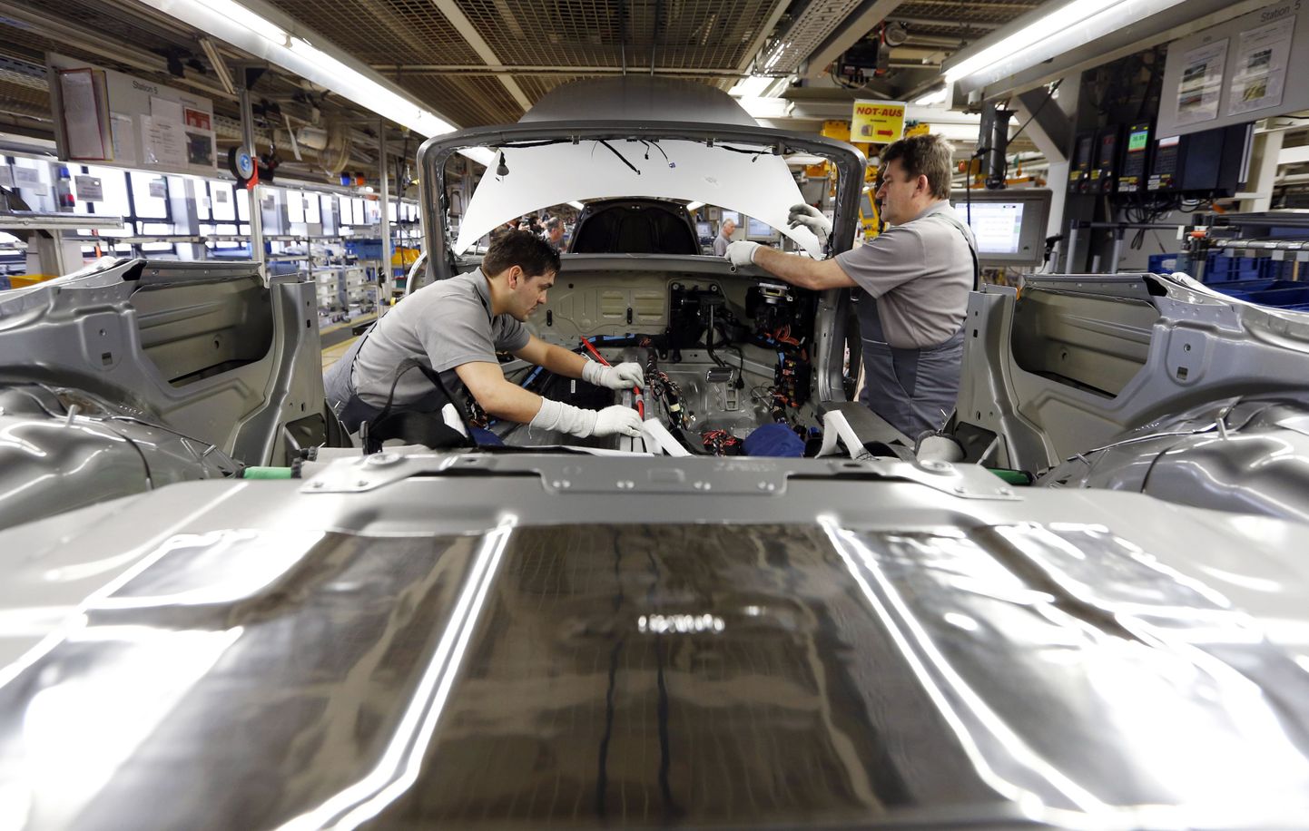 Euroopa tööstus kogub tasapisi hoogu. Pildil Porsche koostetehas Stuttgardis Saksamaal.