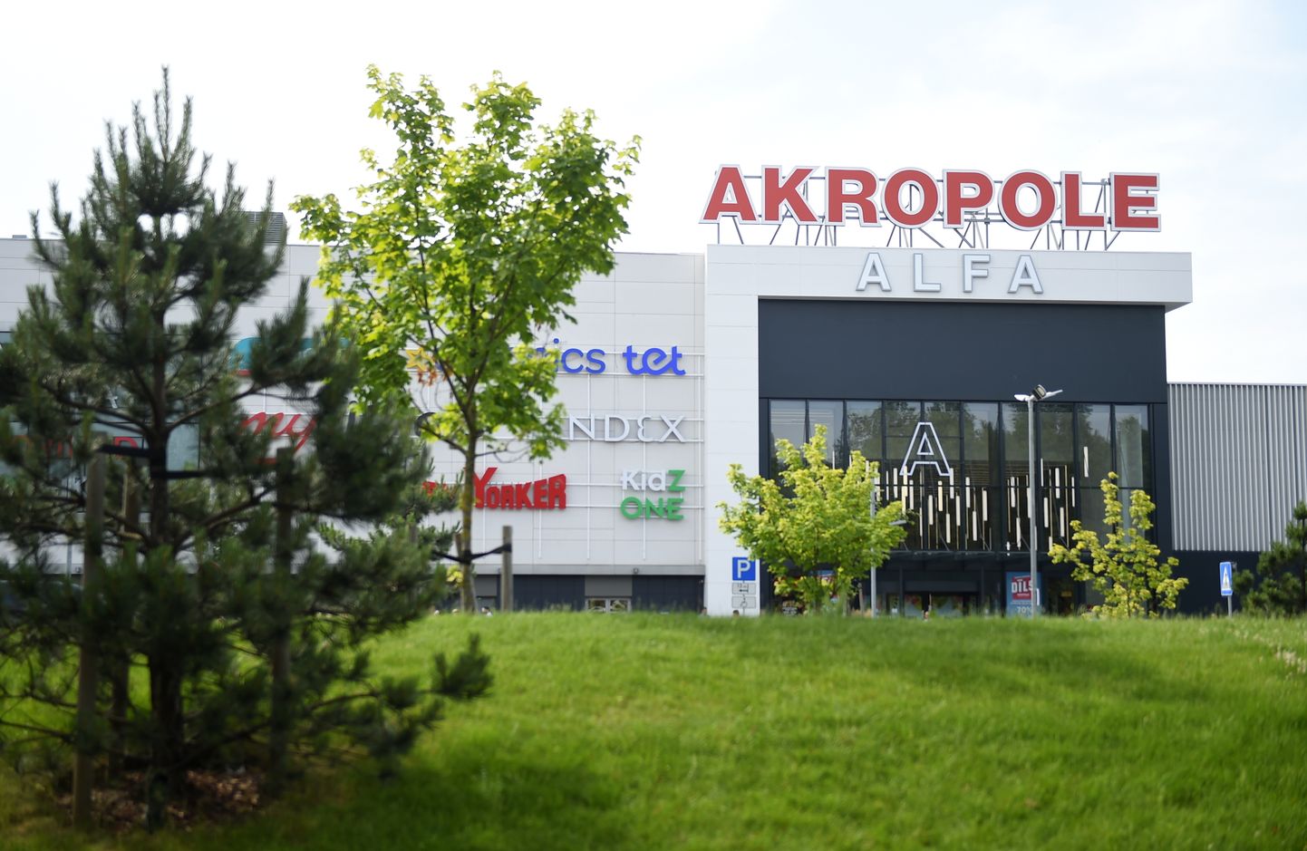 Спор по поводу парковки у Akropole Alfa закончился плевком на машину