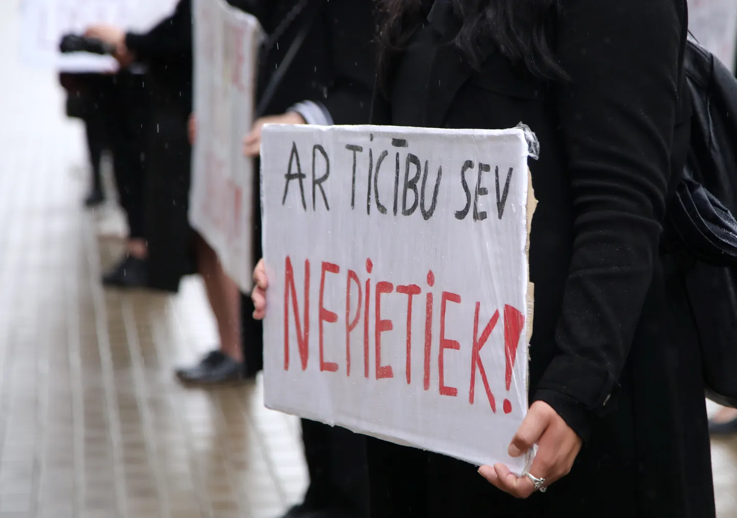 Pie Ministru kabineta notiek Latvijas Studentu apvienības rīkotais protests - klusuma brīdis ar mērķi pievērst sabiedrības un politikas veidotāju uzmanību problēmām, ko izraisa nepietiekamais finansējums augstākajai izglītībai.