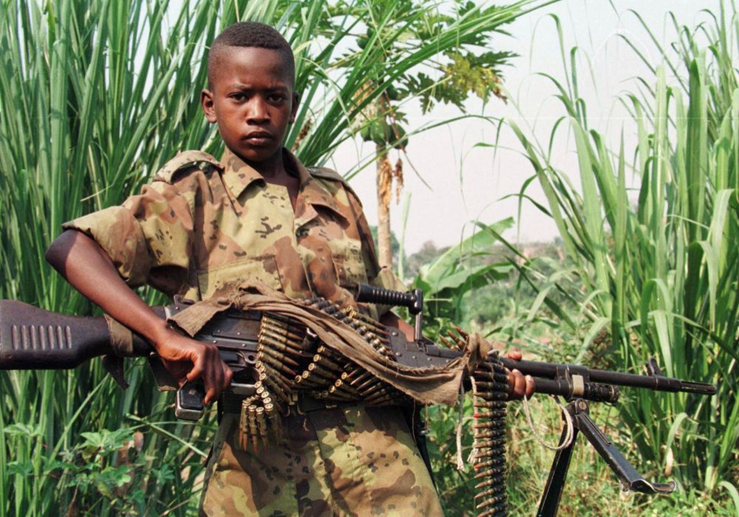 Kongo lapssõdur – üks tuhandetest, kelle nooruse on ära rikkunud vägivaldselt värvanud võitlejad.