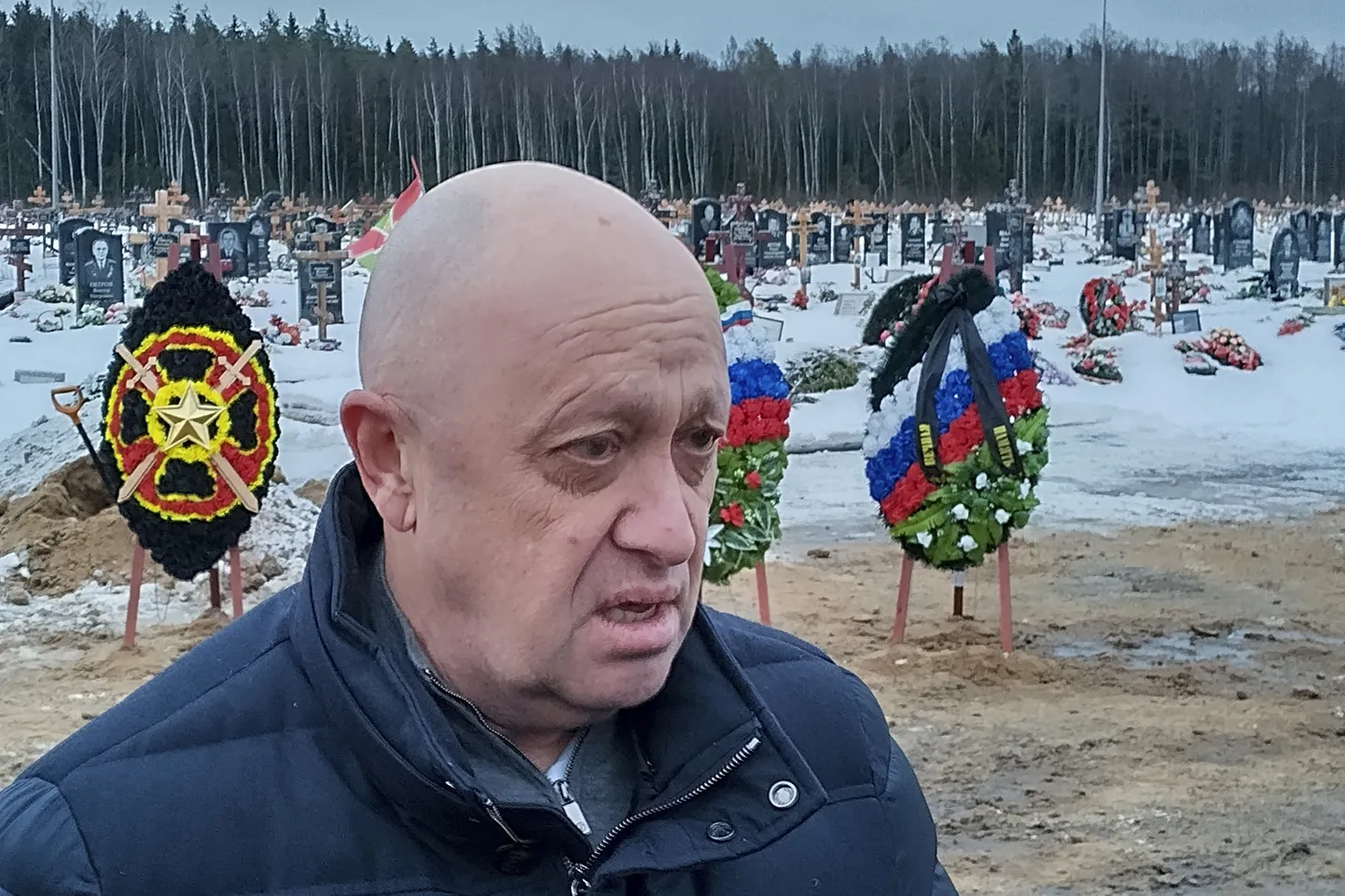 Wagneri grupi asutaja Jevgeni Prigožin 24. detsembril 2022 Peterburi lähedal Beloostovskoje surnuaial Dmitri Menšikovi matusel. Mentšikov oli Wagneri palgasõdur ja hukkus Ukraina sõjas