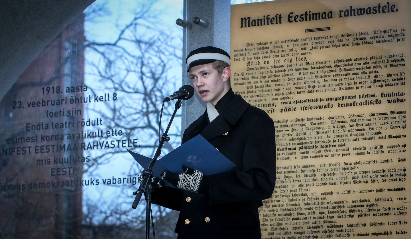 Rüütli platsil loetakse ette Eesti Vabariigi iseseisvusmanifest ja algab rahvapidu „Meie 100“.
