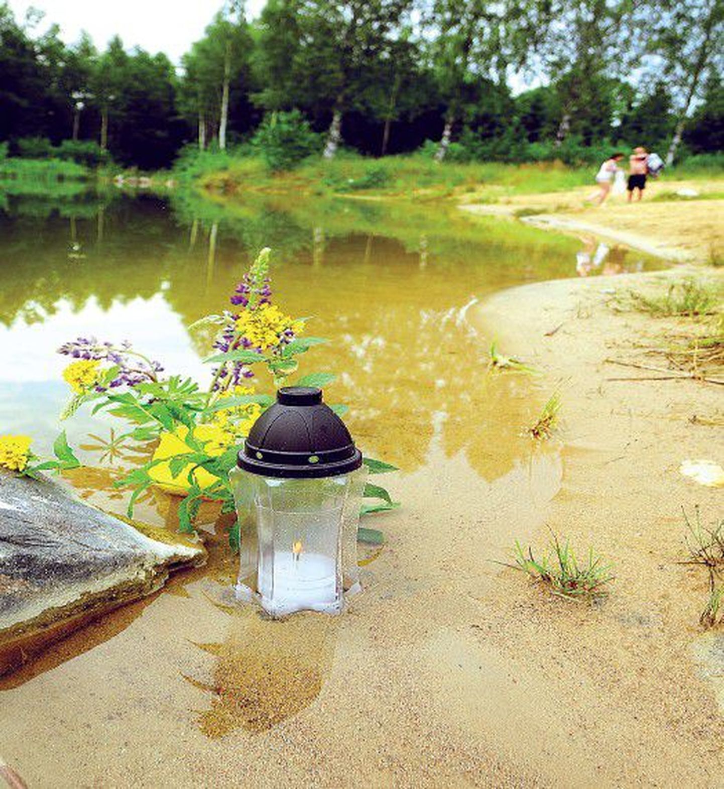 В прошлом году за один только июль, который выдался небывало жарким, в Эстонии утонули 35 человек, среди которых была и шестилетняя девочка, утонувшая в пруду в волости Сааре в Ыйгевамаа, к месту гибели которой люди приносили свечи.