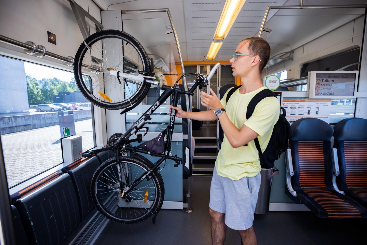 Jalgratastega reisijad Tallinnas Valga rongile minemas.