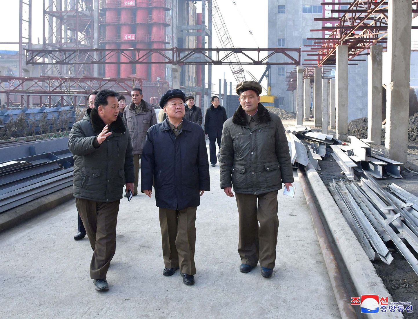 Põhja-Korea Ülemrahvakogu Presiidiumi president Choe Ryong-hae Sunchoni väetisetehast külastamas.