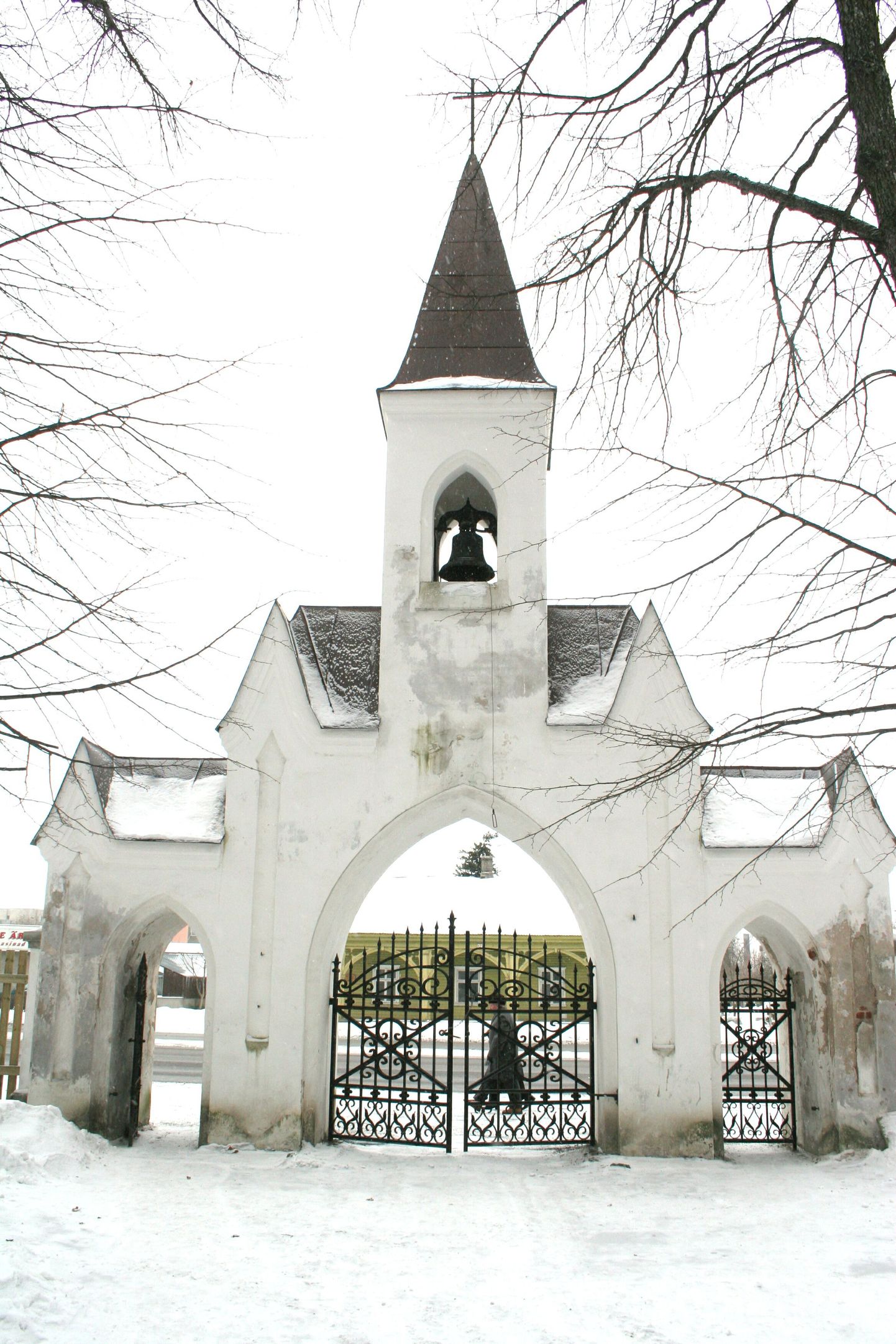 Pärnu Alevi kalmistu värav.