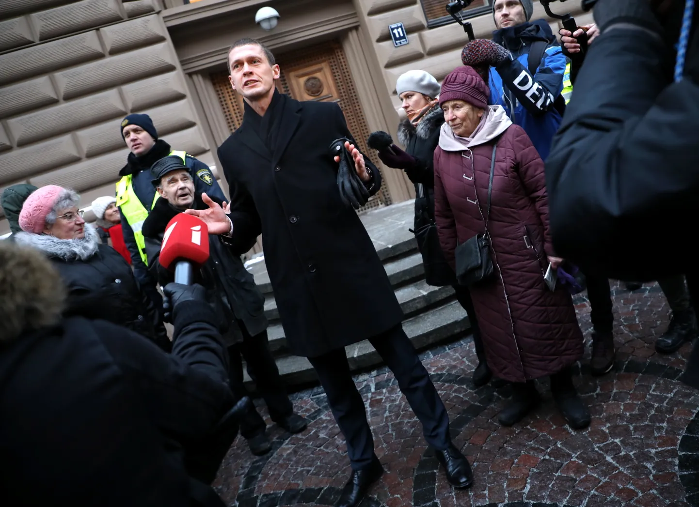 Saeimas deputāts Juris Jurašs uzrunā Jaunās konservatīvās partijas rīkotās tautas sapulces "Par tiesisku Latviju!" dalībniekus, kuri iestājas pret Ģenerālprokuratūras lūgumu izdot kriminālvajāšanai deputātu un prasa ģenerālprokurora atkāpšanos no amata.