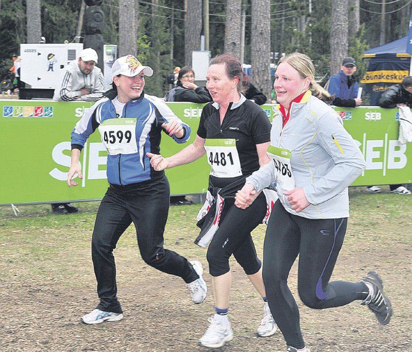 Жизнерадостная троица прекрасно чувствовала себя во время спортивного забега на дистанции 10 км в Эльва.