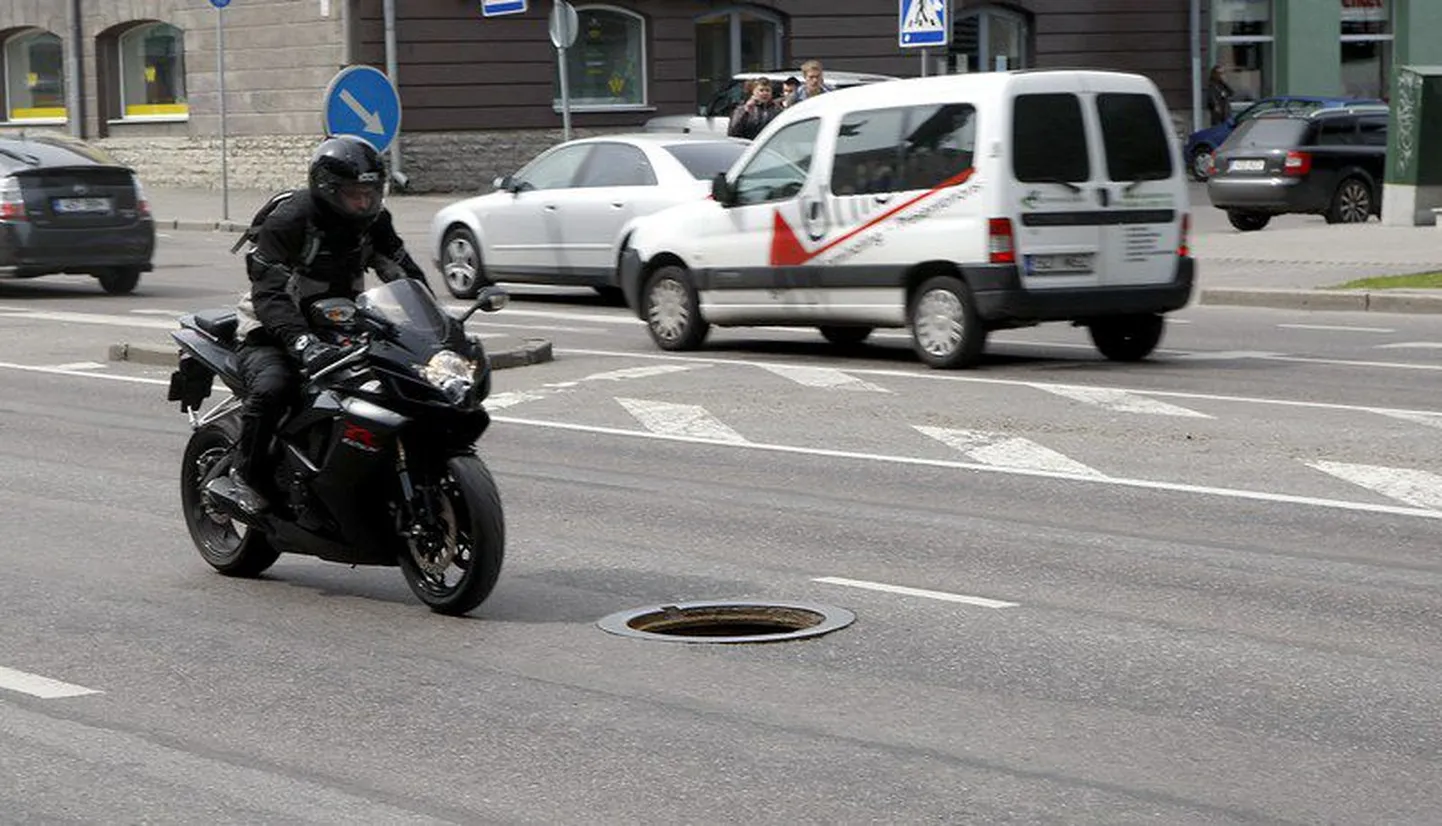 Juhid märkavad luugita kaevu teel sageli liiga hilja.