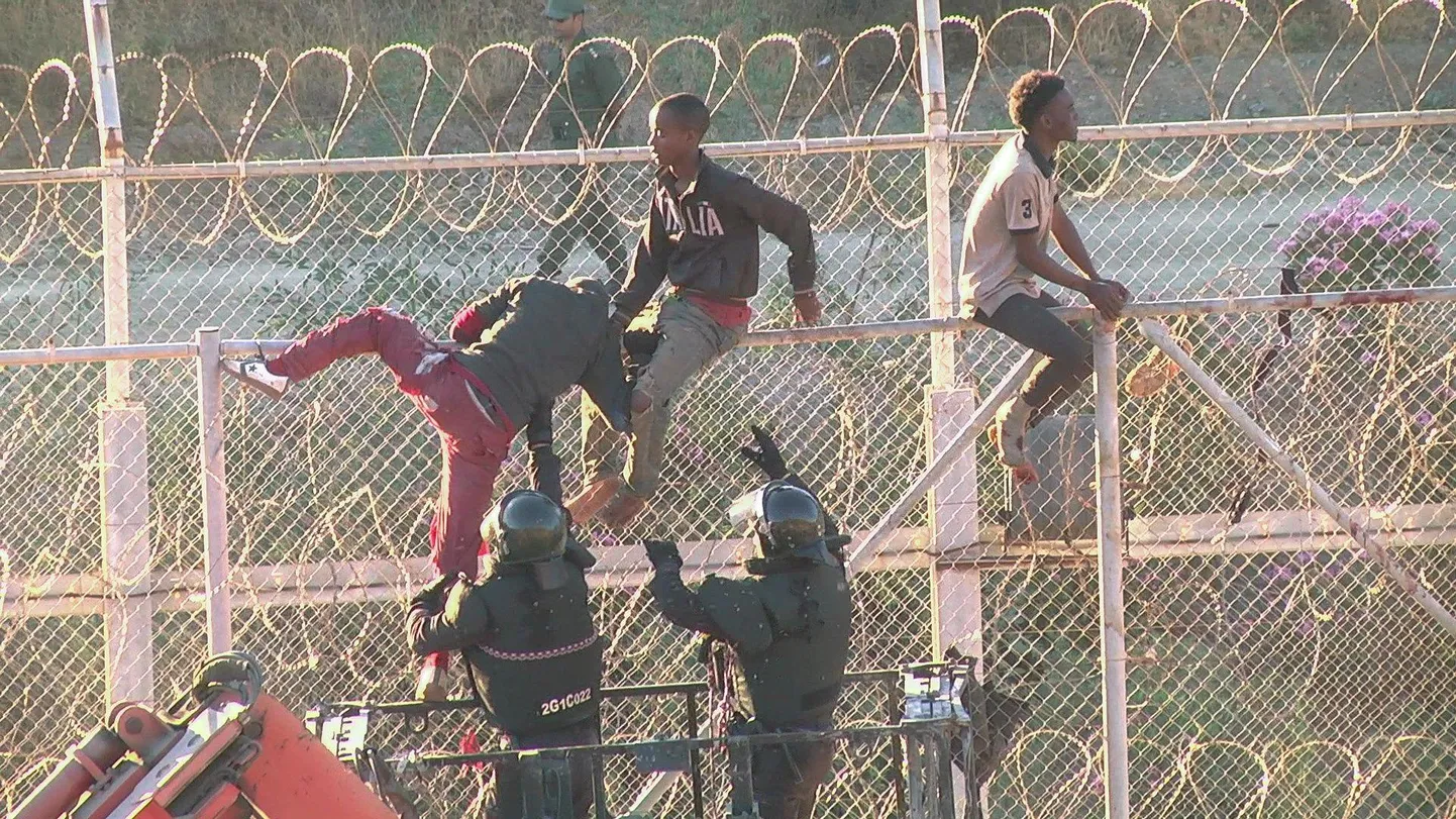 Migrandid ületamas piiritara Marokos asuvas Hispaania Ceuta enklaavis.