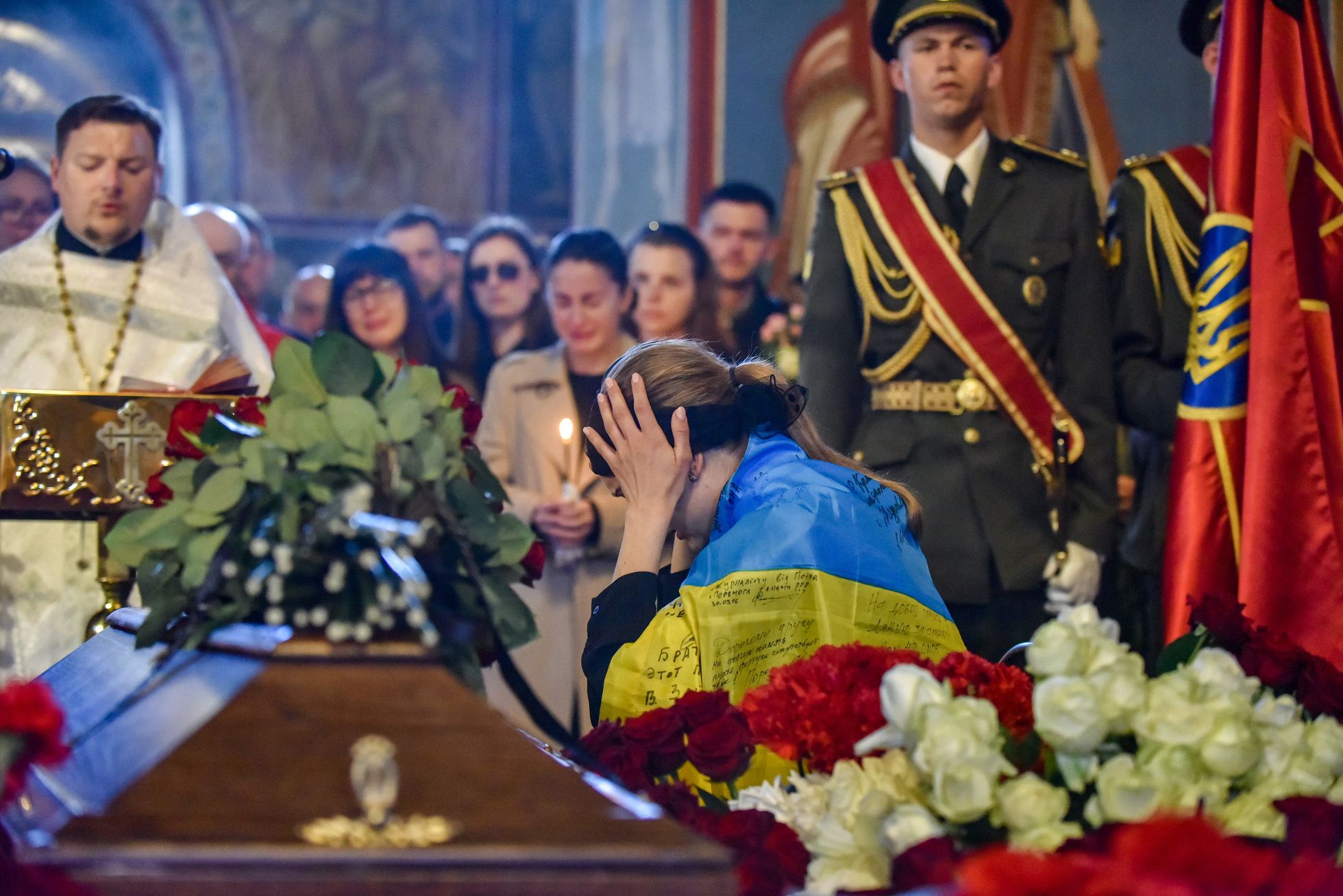 Ukraina sõjaväes teenides hukkunud ajakirjaniku Oleksandr Mahhovi kihlatu Anastasia Blõšõk leinab kaasa kirstu juures Kiievis.