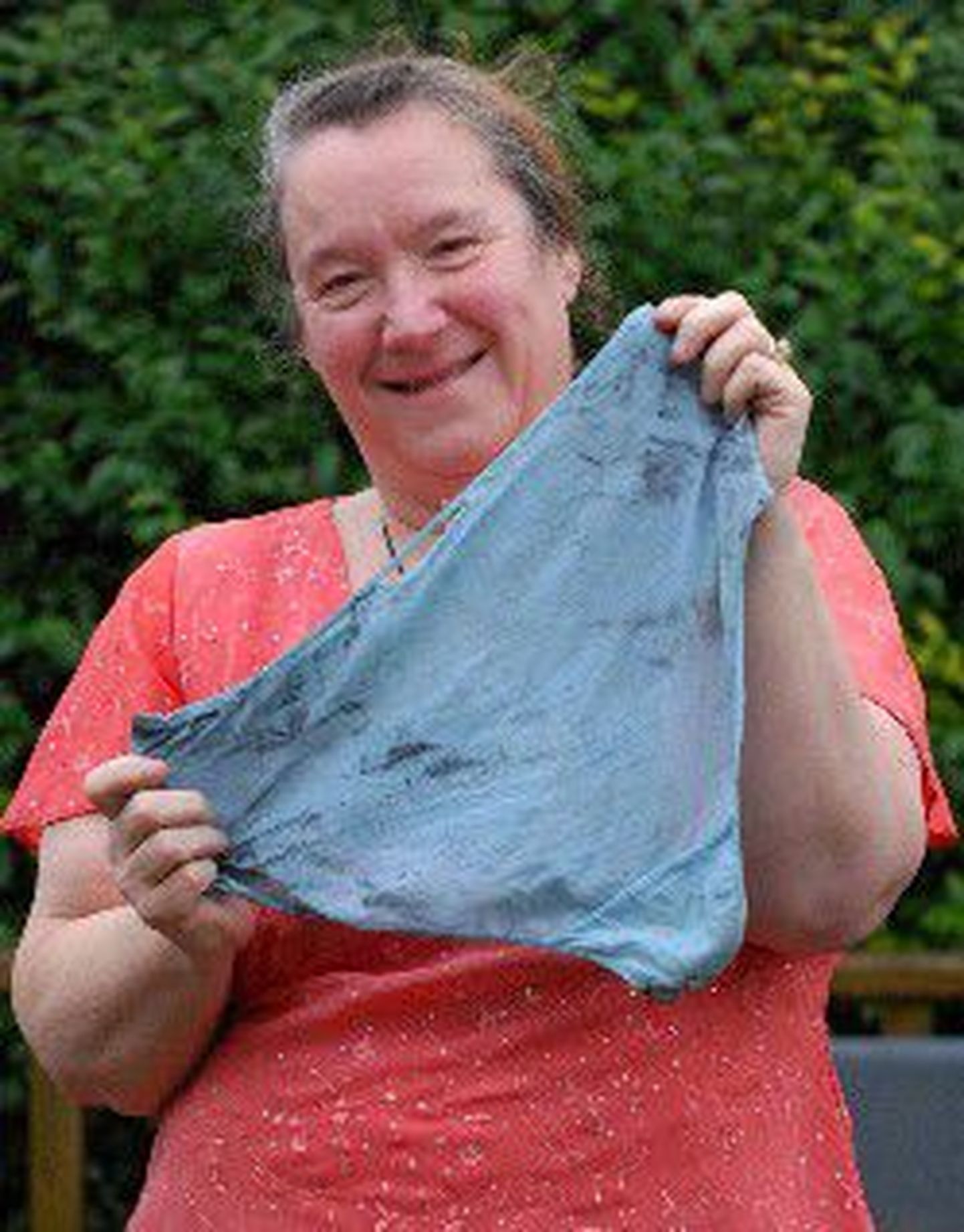 Jenny Marsey näitamas tulekahju kustutamiseks kasutatud pükse