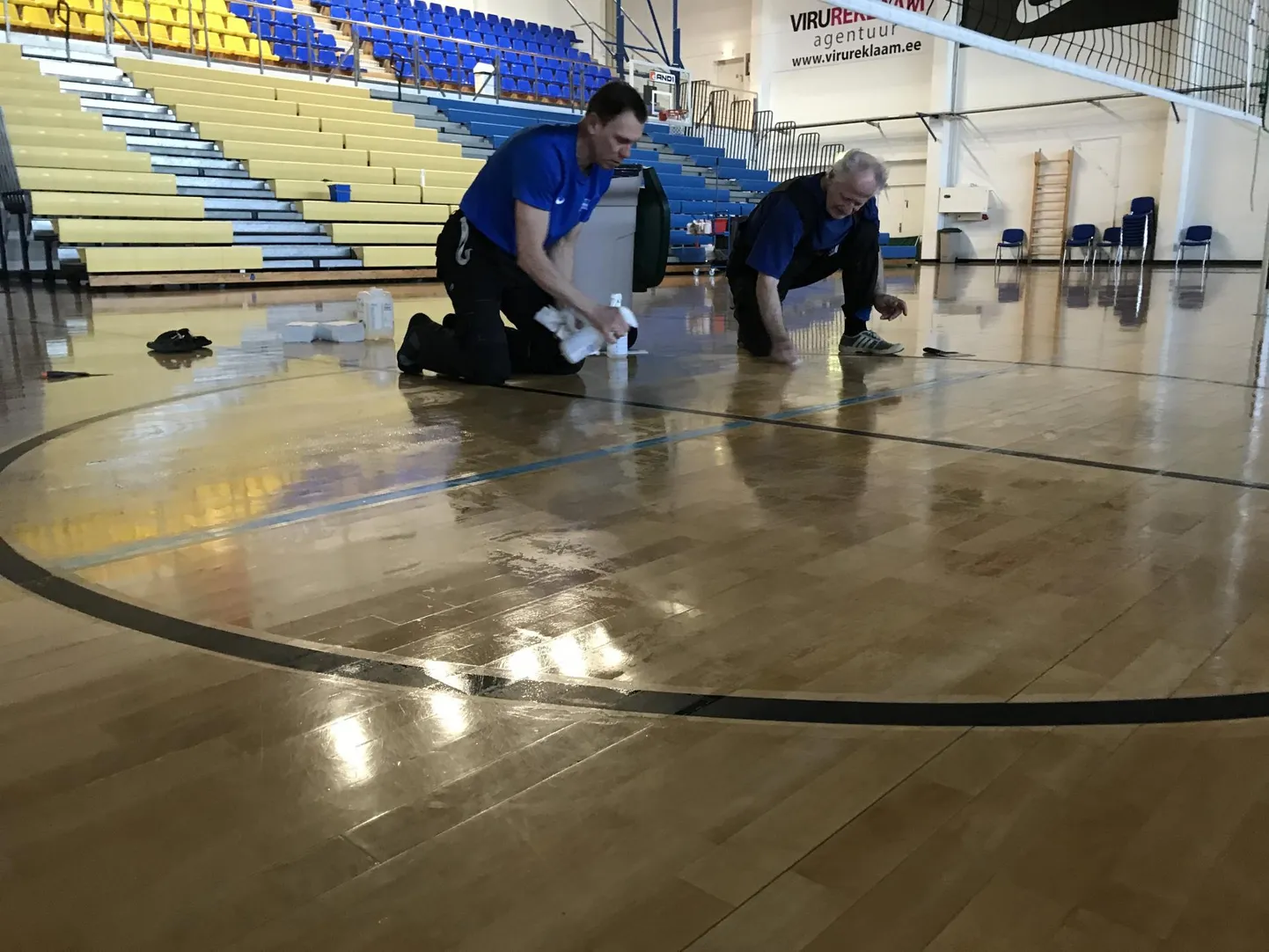 Rakvere spordikeskuses kasutatakse praegust üldist vaikelu objektide korrastamiseks ja puhastustööde tegemiseks. Eile olid kleebisreklaamide eemaldamisega ametis spordirajatiste töölised Ergo Kilki (vasakul) ja Väino Tamm.