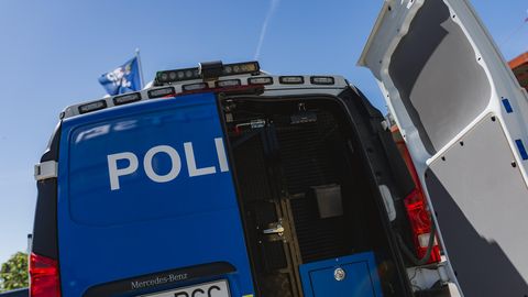 Tõukerattaga vastu Kaubamaja ust sõitnud poiss lahkus sündmuskohalt