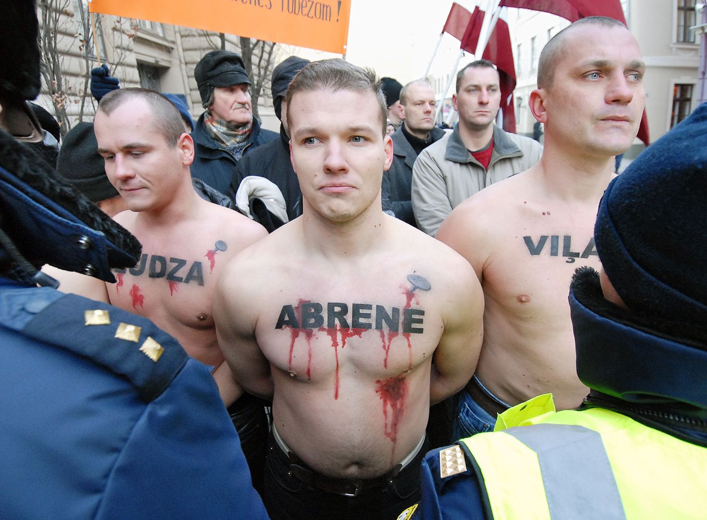 Noored läti mehed protesteerimas vastuolulise Vene-Läti piirilepingu vastu selle aasta veebruaris Läti parlamendihoone ees Riias.