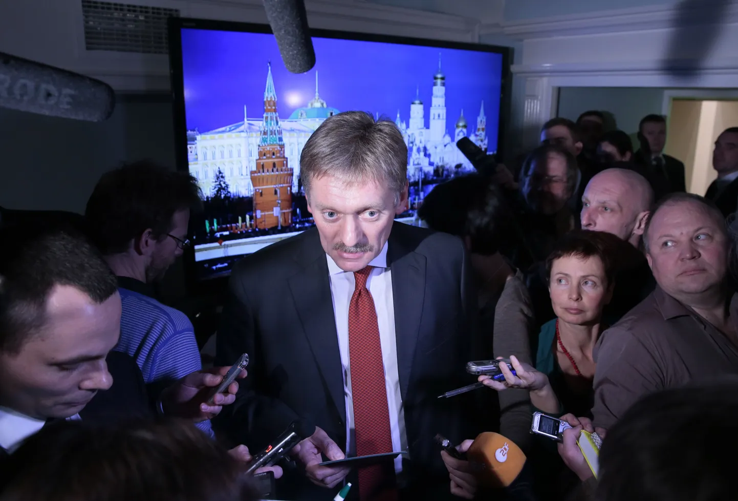 President Vladimir Putini pressisekretär Dmitri Peskov ajakirjanike piiramisrõngas.
