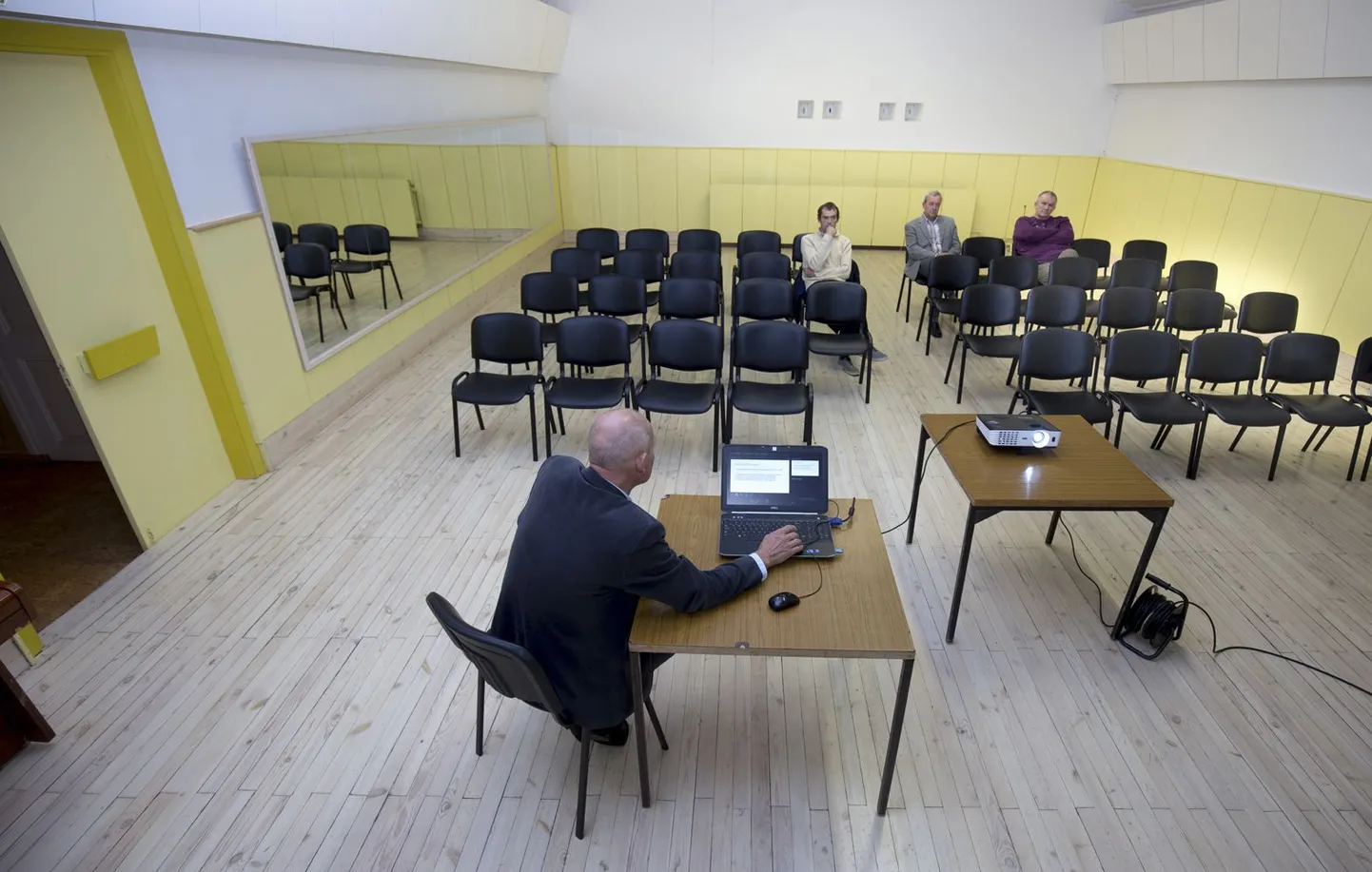 Tarvastu, Kolga-Jaani ja Viljandi valla liitumist puudutava rahvakoosoleku alguseks tuli Viiratsi rahvamajja omavalitsuse töötajatele seltsiks üks vallakodanik.