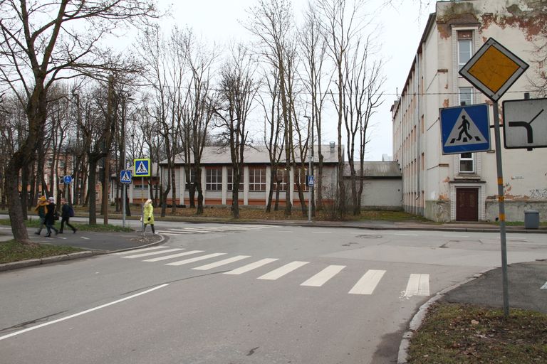 Улица Харидусе в Нарве упирается в здание Эстонской гимназии. После сноса части школьного здания улица будет продолжаться до Темного сада.