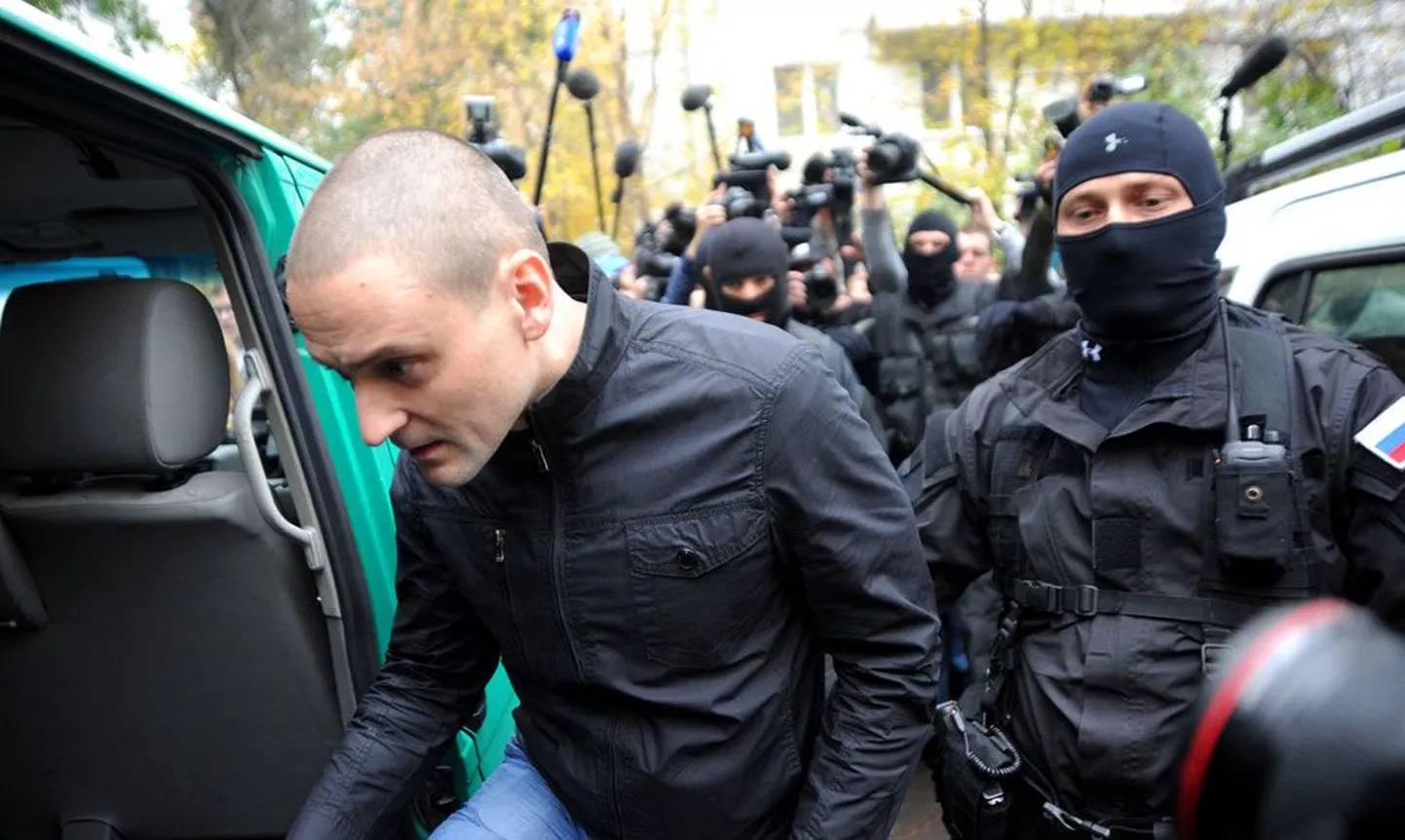 Sergei Udaltsovi viisid eile Moskvas ülekuulamisele maskides siseministeeriumi ametnikud.