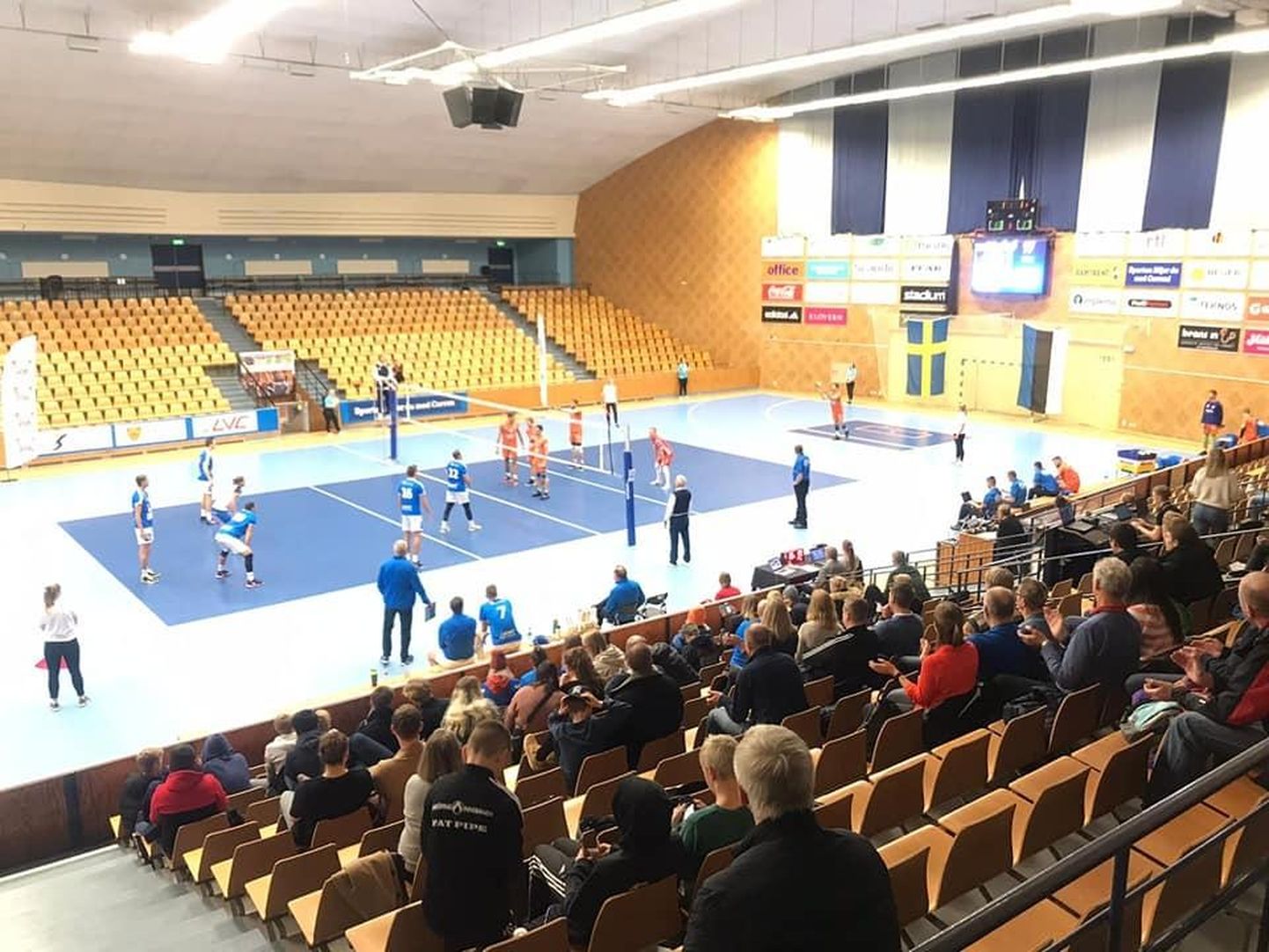 Pärnu võrkpalliklubi meeskond saavutas Linköpingis paarisaja pealtvaataja ees Rootsi meistri vastu 3:1 võidu.