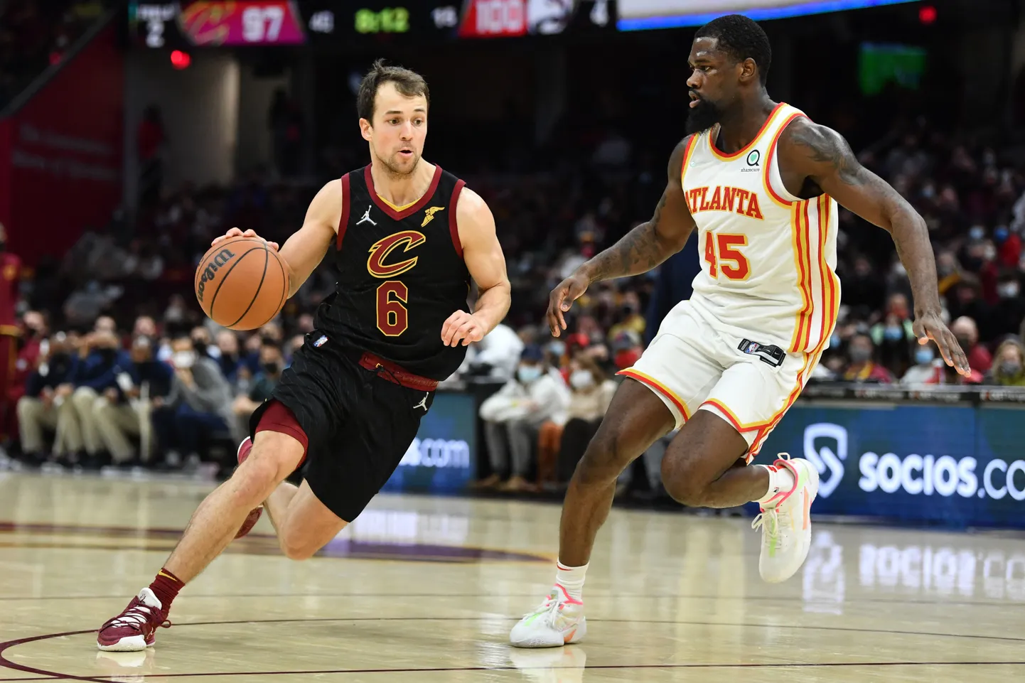 Kevin Pangos (palliga) ei suutnud esimesel katsel NBAs läbi lüüa.