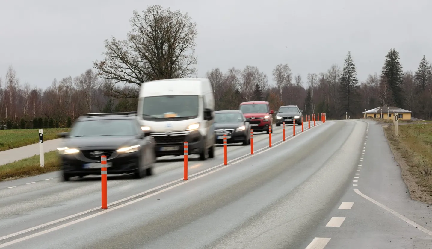 Tartust Jõgevale viiva maantee alguses Maramaal on sellest nädalast kahe sõidusuuna vahel pidevjooned ja oranžid postid.