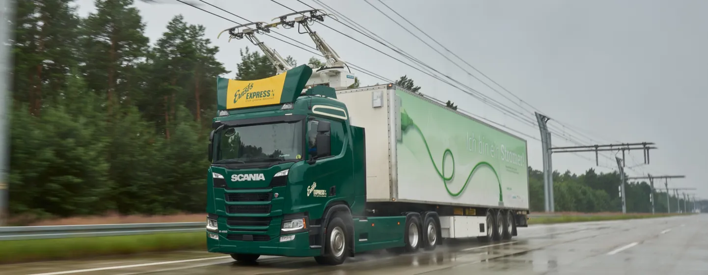 Scania elektriveok kontaktliinidega maanteel.