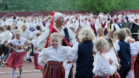 GALERII ⟩ Pärimuspisik tõi staadioni tantsijaid täis