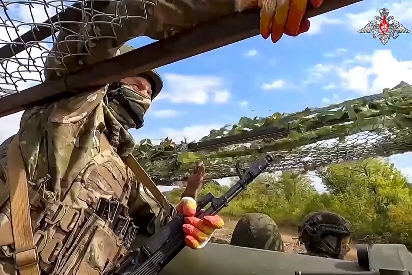 Väljavõte Vene kaitseministeeriumi 25. septembril 2024. aastal avaldatud videost millel on väidetavalt näha Vene sõdureid liikursuurtükil 2S7 Pion liikumas positsioonile Ukraina positsioonide ründamiseks teadmata asukohas.