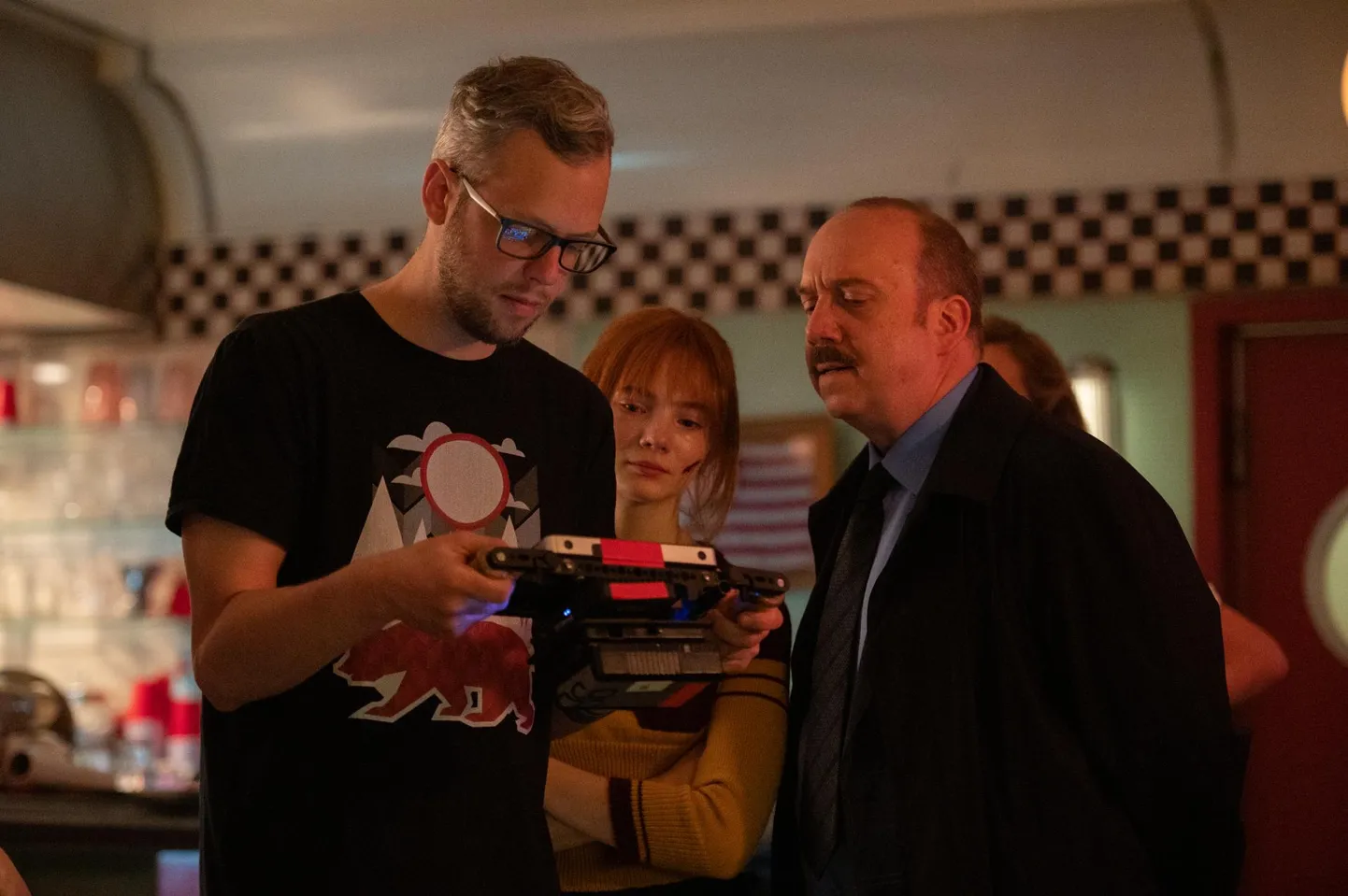 Režissöör Navot Papushado ja näitleja Paul Giamatti mängufilmi «Gunpowder Milkshake» võtetel.