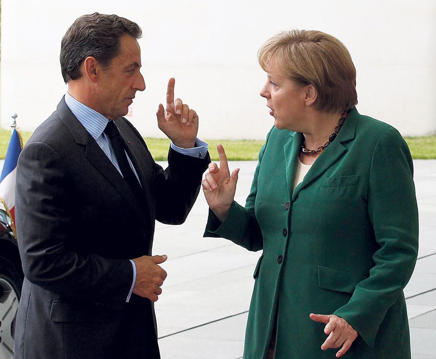 Prantsusmaa president Nicolas Sarkozy ja Saksamaa kantsler Angela Merkel panevad peagi pead kokku, et arutada euroala võlakriisi, mis võib enda alla haarata Itaalia ja Hispaania, samuti maailma aktsiaturgudel toimuvat.