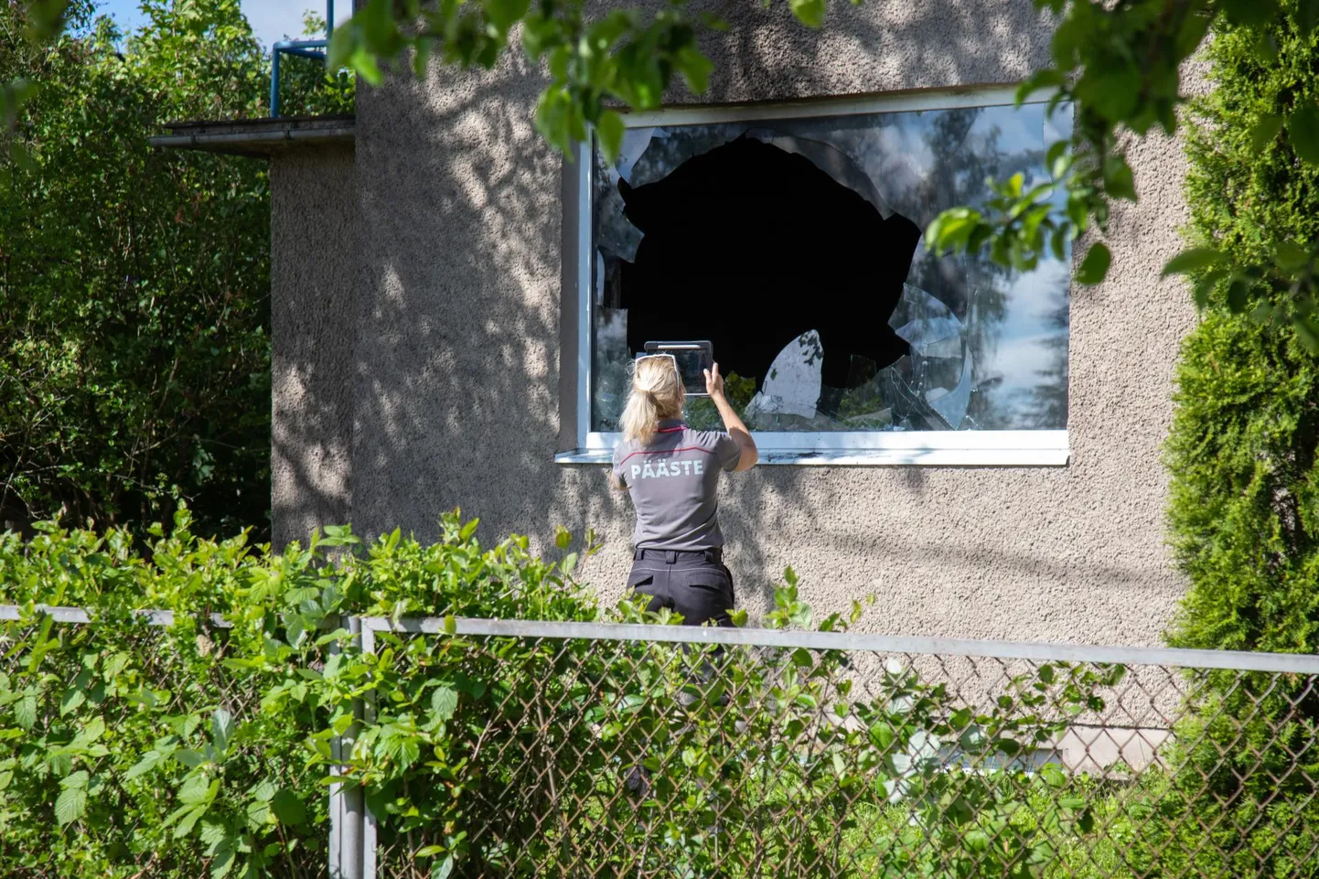 Päästeteenistuse esialgseil andmeil sai põleng alguse elutoast, mille aken sisse visati.