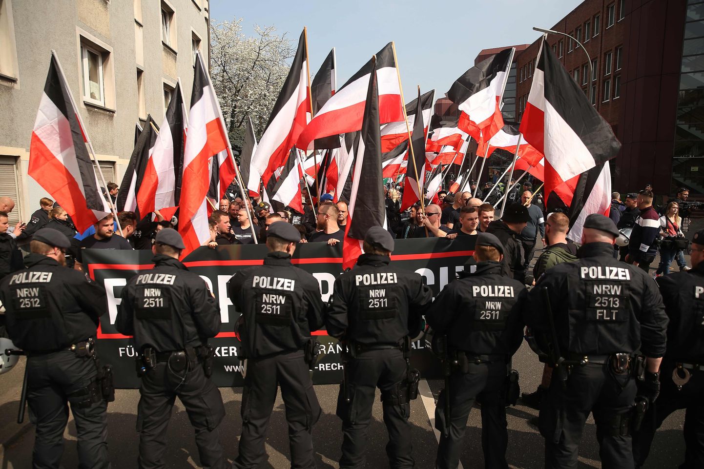 Politseinikud tõkestamas paremäärmuslaste meeleavaldust Dortmundis.