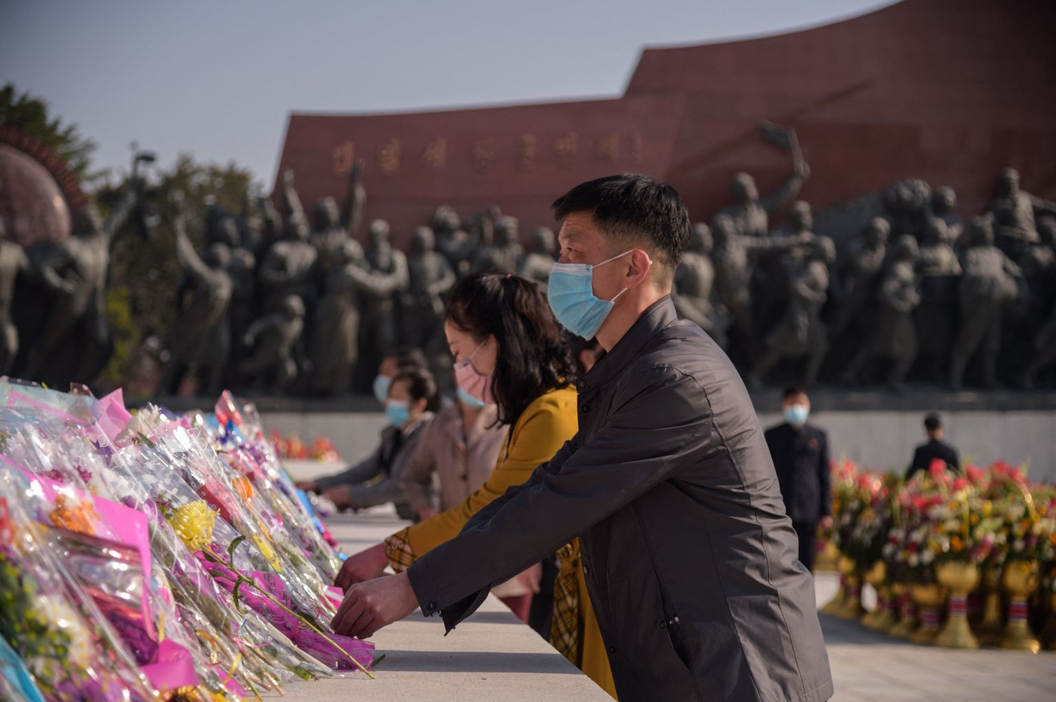 Inimesed asetamas Kim Il Sungi 109. sünnipäeval tema mälestusmärgi juurde lilli.