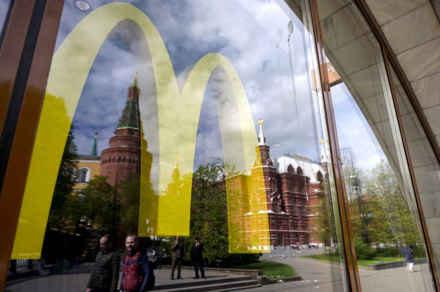Suletud McDonald'si söögikoha akendest peegelduvad Kremli tornid  2022. aasta 16.mail. Sel päeval teatas USA kiirtoiduhiid, et lahkub Ukraina ründamise tõttu Venemaalt.