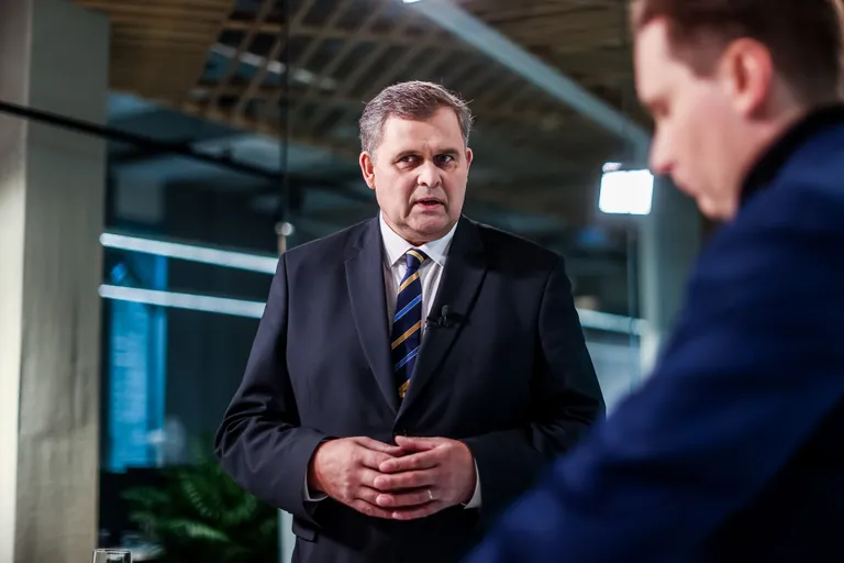 “Aina enam püütakse inimesi viia eksiteele, meelitada neid tegema mingeid tehinguid, laadima alla äppe,” tõdes justiitsminister Raivo Aeg.