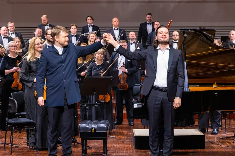Diriģents Guntis Kuzma un pianists Andrejs Osokins.