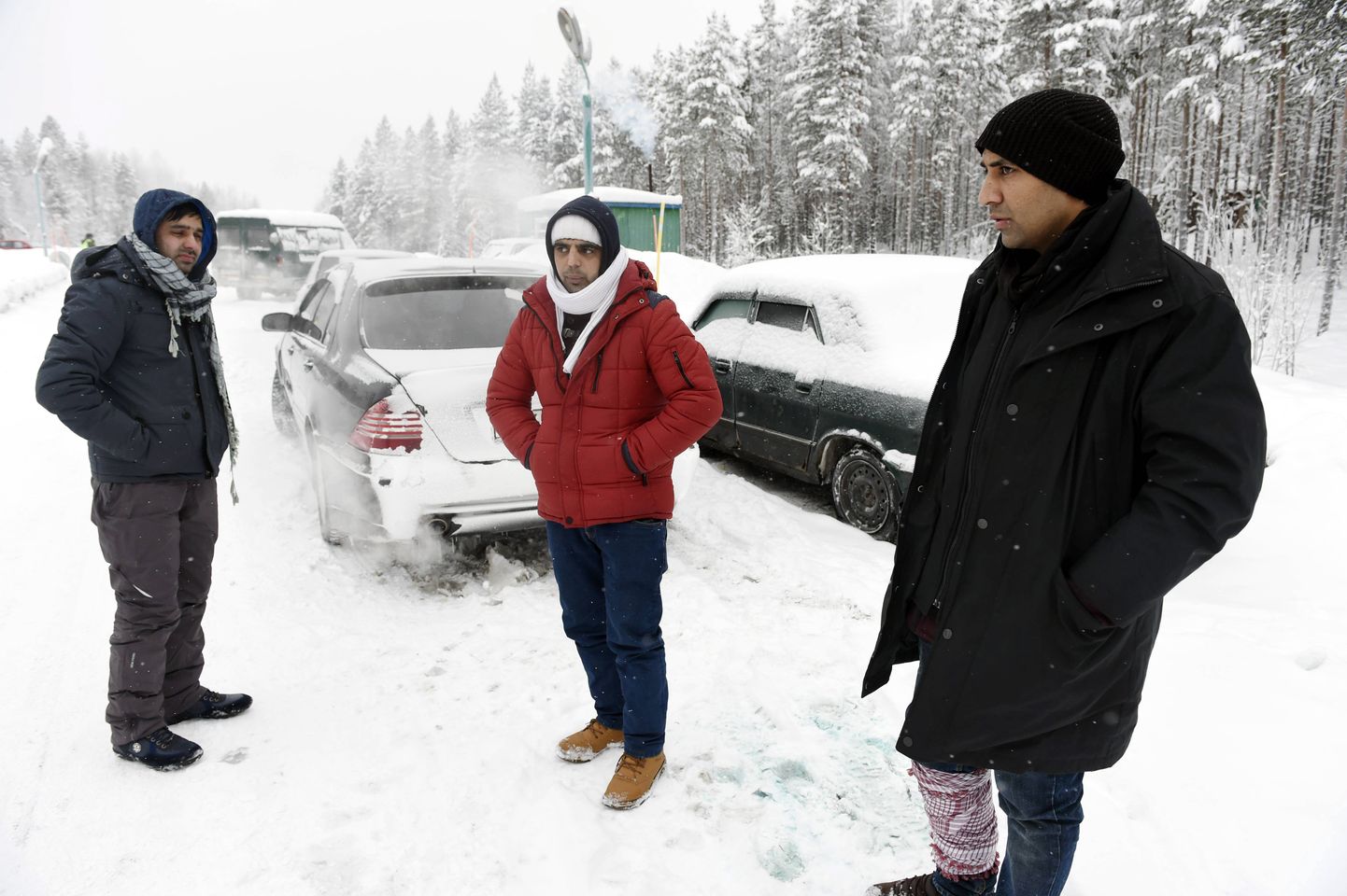 Afganistanist ja Pakistanist pärit asüülitaotlejad Soome-Vene piiril ootamas luba siseneda Salla piiripunkti kaudu põhjanaabrite juurde.
