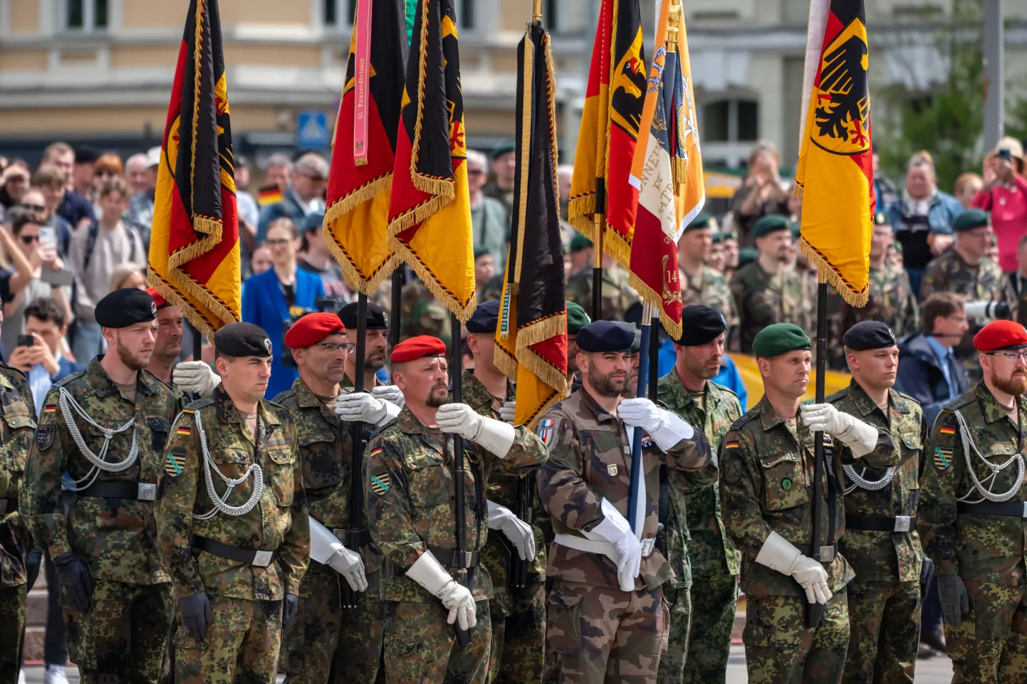 Leedus astus mais piduliku talitusega teenistusse Saksamaa esimene alaline välismaal paiknev sõjaväeüksus pärast Teist maailmasõda. Brigaadi moodustamise tseremoonial osales ka kantsler Friedrich Merz. 22. mai 2025.