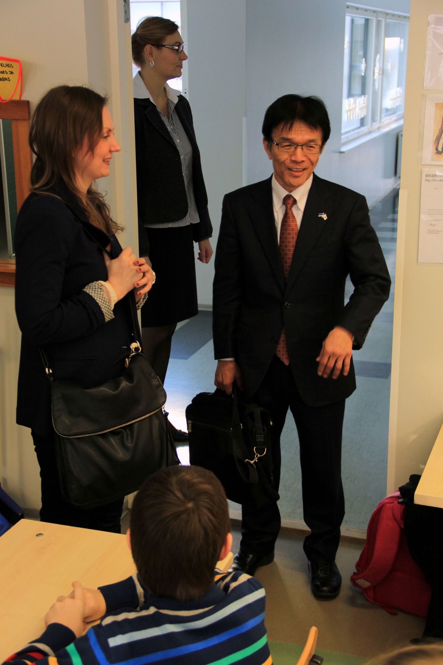 Koolimajaga tutvudes astus Takashi Ato sisse ka õppeklassidesse. Ees vasakul seisab tõlk Marion Karro ning külaliste selja taga Otepää gümnaasiumi õppealajuhataja Anneli Vetka.