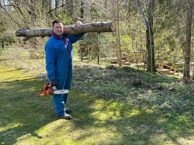 Юри Ратас с бревном.