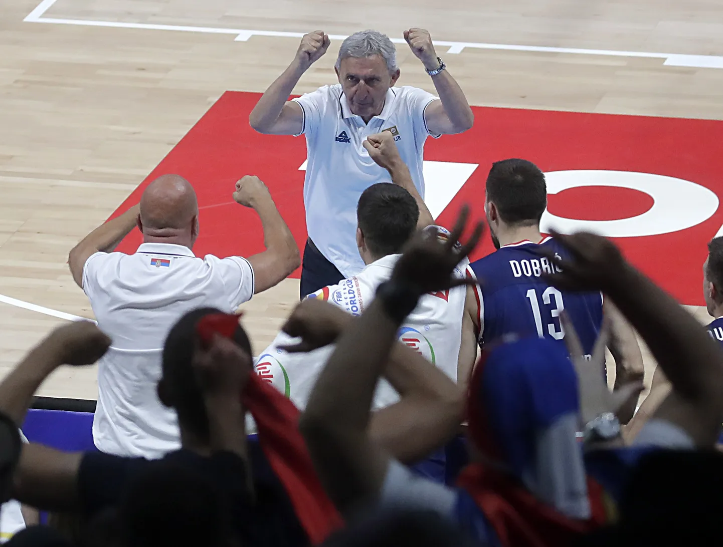 Serbia koondise peatreener Svetislav Pešic (taga) rõõmustab pärast Kanada alistamist.