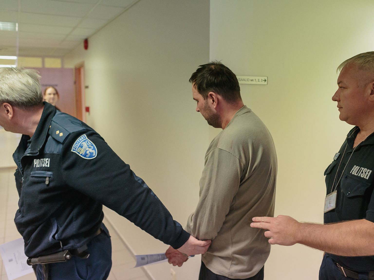 Обвиненного в жестоком убийстве жены Сергея выводят из зала суда после вынесения в его отношении решения о содержании под стражей на время расследования (апрель 2018 года).